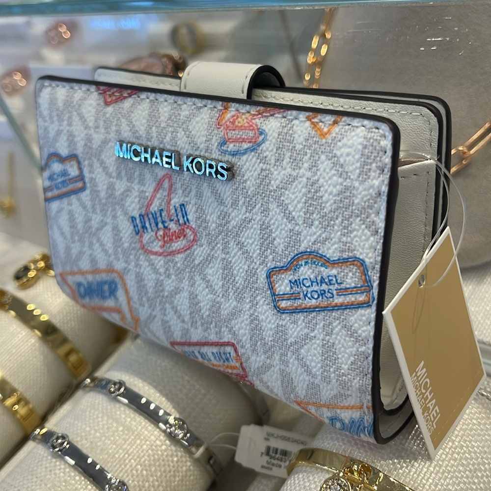 Michael Kors Jet Set Travel Md Printed Signature Logo Bi-Fold Wallet
Optic White - Picture 2 of 16